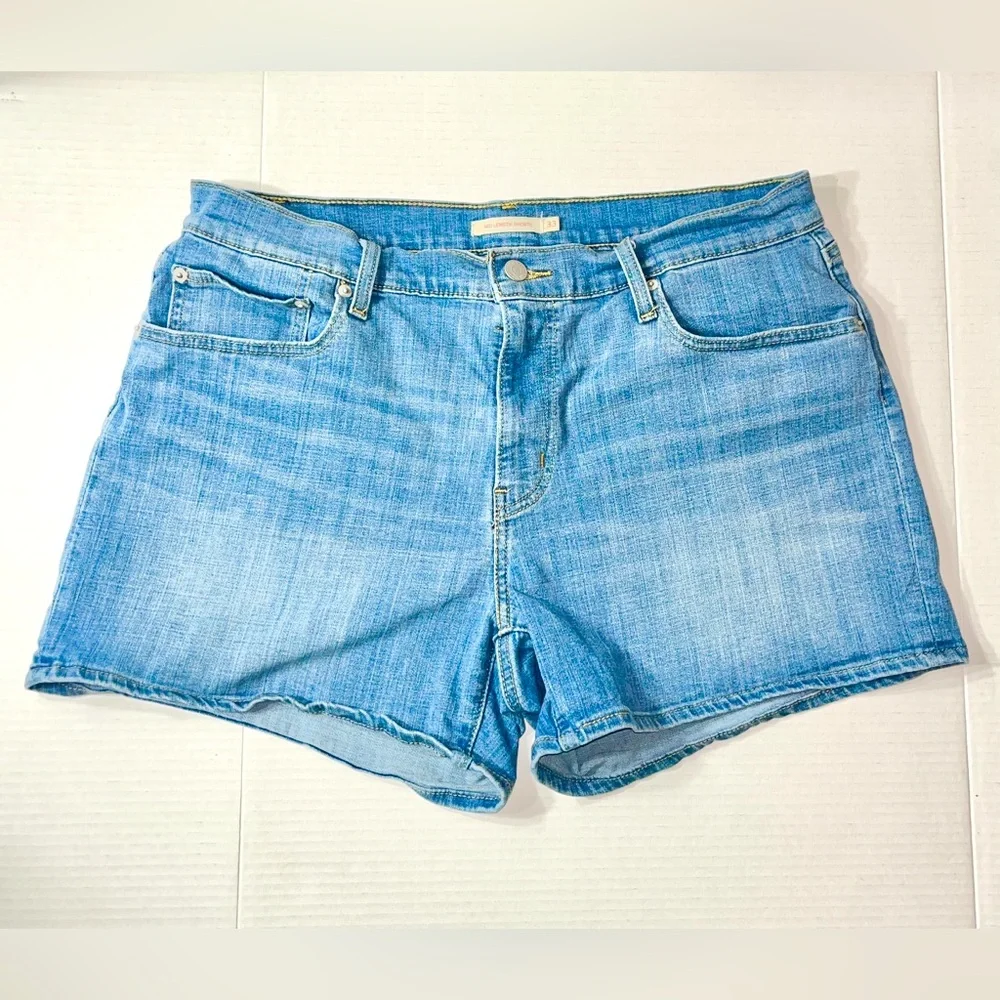 Levi’s Mid Length Jean Shorts Women’s 33 Medium Wash Denim Summer Boho Americana